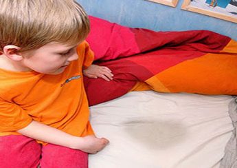 Khi bé tè dầm lên đệm
